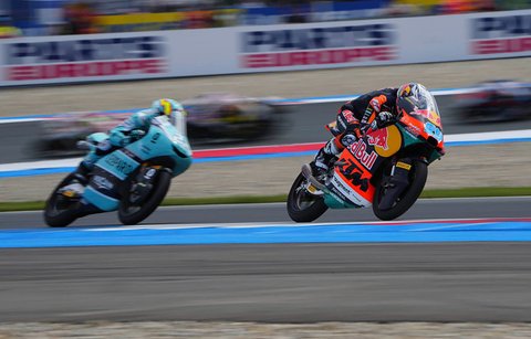 Pebalap Spanyol Jose Antonio dari tim Red Bull KTM Ajo diikuti oleh pebalap Spanyol David Almansa dari tim Leopard Racing saat balapan Moto3 di Grand Prix Belanda di Sirkuit TT di Assen, Belanda utara, Minggu, (29/06/2025).