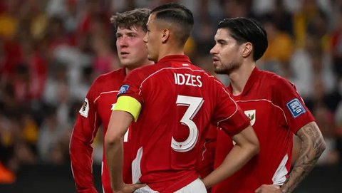 Pemain Timnas Indonesia, Jay Idzes (tengah) bersama rekan setimnya setelah mencetak gol dalam pertandingan putaran ketiga Kualifikasi Piala Dunia 2026 Zona Asia melawan Australia di Sydney Fo