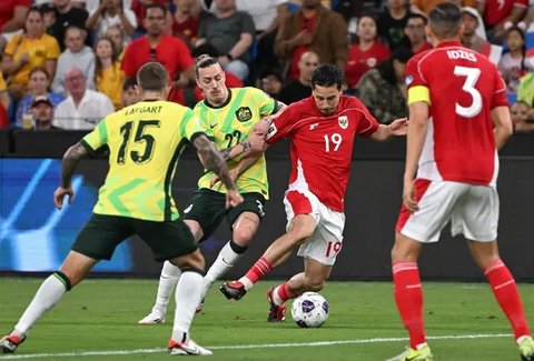 Thom Haye bermain untuk Almere City di Eredivisie 2024/2025. (Bola.com/almerecity.nl)