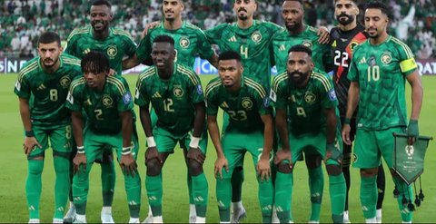 Pemain Timnas Arab Saudi berpose untuk berfoto bersama sebelum pertandingan Grup C kualifikasi Piala Dunia FIFA 2026 AFC antara Arab Saudi melawan Bahrain di Stadion Pangeran Abdullah Al-F