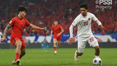 Pemain Timnas Indonesia, Nathan Tjoe-A-On berusaha melewati pemain China,Xie Wenneng saat laga lanjutan putaran ketiga Grup C Kualifikasi Piala Dunia 2026 di Qingdao Youth Stadium, Qingdao,