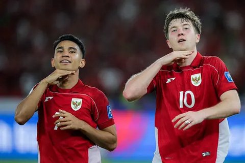 Pemain Timnas Indonesia, Ole Romeny dan Marselino Ferdinan melakukan selebrasi setelah mencetak gol ke gawang Bahrain pada laga kedelapan putaran ketiga Grup C kualifikasi Piala Dunia 2026