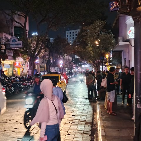 Jam malam di Kota Bandung