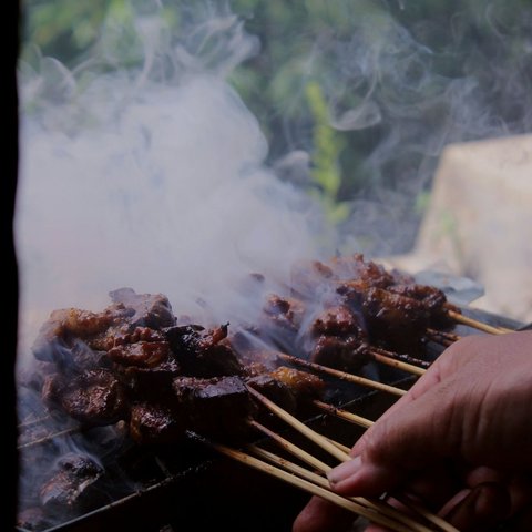 Sate adalah olahan favorit daging kurban. Selain bumbu kacang, Anda juga bisa mencoba sate bumbu kecap!