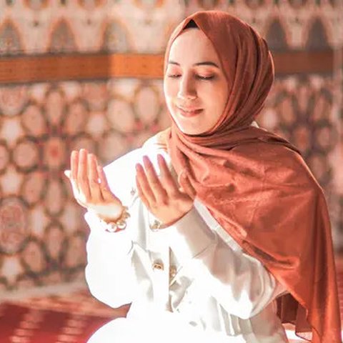 Ilustrasi Islami, muslimah, berdoa. (Foto oleh SERHAT TU: https://www.pexels.com/id-id/foto/wanita-perempuan-kaum-wanita-muda-20558485/)