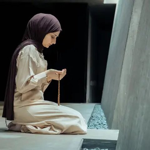 Ilustrasi Islam, muslimah berdoa. (Foto oleh Zeynep Sude  Emek: https://www.pexels.com/id-id/foto/wanita-perempuan-kaum-wanita-agama-20785719/)
