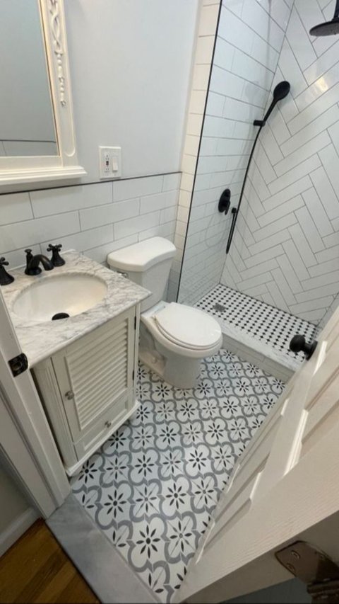 Cukup ikuti trik sederhana ini, maka lantai kamar mandi bisa kinclong dan bersih dari kerak. Yuk, simak penjelasan lengkapnya!