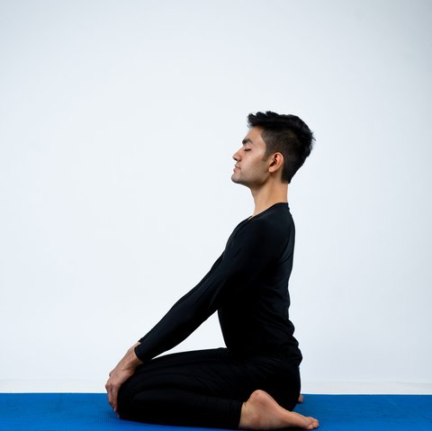 Gerakan Yoga yang Dapat Menenangkan Sistem Saraf dalam Hitungan Menit
