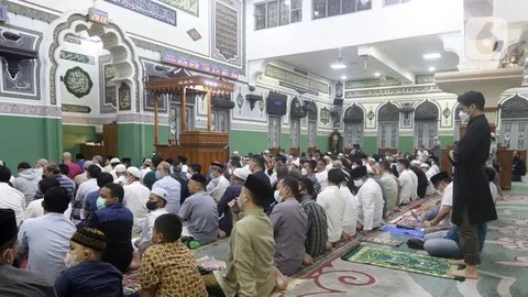 Umat Muslim Sholat Tarawih di Masjid Agung Al-Azhar, Jakarta, Jumat (1/4/2022). Masjid Al-Azhar memulai Sholat Tarawih, Jumat malam (1/4), sesuai perhitungan wujudul hilal Majelis Tarjih d