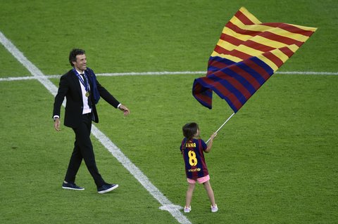 Luis Enrique bersama anaknya, Xana, ketika Barcelona menjadi juara Liga Champions pada 2015. (AFP/Odd Andersen)