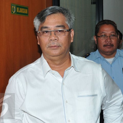 Eks Ketua MK Akil Mochtar jelang menjalani sidang di Pengadilan Tipikor, Jakarta, Senin (5/10/2015). Akil menjadi saksi persidangan Bupati Empat Lawang Budi Antoni terkait kasus suap sengketa pilkada Kabupaten Empat Lawang. (Liputan6.com/Andrian M Tunay)