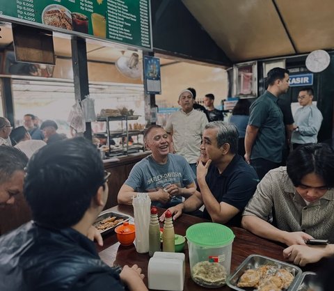 Jalan-Jalan ke Solo, Pensiunan Jenderal Polisi Makan Soto Gading Rasanya 'Uenak Tenan'