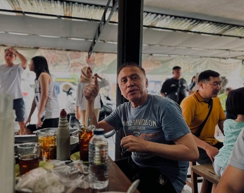 Jalan-Jalan ke Solo, Pensiunan Jenderal Polisi Makan Soto Gading Rasanya 'Uenak Tenan'