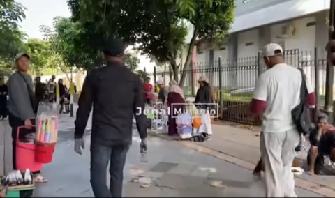 Banyak Sampah, Wakil Walikota Bogor Ngamuk Kepada Pedagang Sambil Bawa Sapu Lidi Banyak Sampah, Wakil Walikota Bogor Ngamuk Kepada Pedagang Sambil Bawa Sapu Lidi