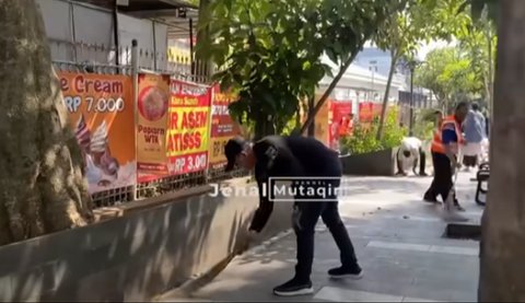 Banyak Sampah, Wakil Walikota Bogor Ngamuk Kepada Pedagang Sambil Bawa Sapu Lidi Banyak Sampah, Wakil Walikota Bogor Ngamuk Kepada Pedagang Sambil Bawa Sapu Lidi