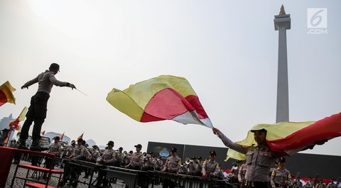 Prajurit Polri melatih orkestra jelang acara HUT Polri yang ke-71 di Monas, Jakarta, Jumat (7/7). Hut Polri tersebut akan dirayakan tanggal 10 Juli mendatang dengan dihadiri oleh Presiden Joko Widodo. (Liputan6.com/Faizal Fanani)