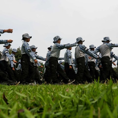 Orang tua memeluk anaknya yang telah menyelesaikan Pendidikan Bela Negara di Markas Kostrad, Cilodong, Depok, Jawa Barat, Senin (9/6/2025).