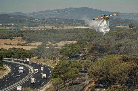 Pesawat pengebom air Canadair CL-415 menjatuhkan air saat  kebakaran hutan di dekat Bizanet, Prancis selatan, (30/06/2025).