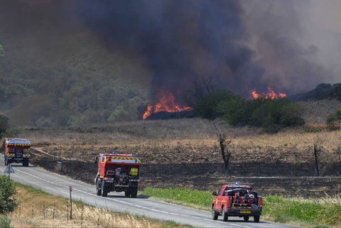 SPetugas pemadam kebakaran menanggapi kebakaran hutan di dekat Bizanet, Prancis selatan, (30/06/2025).