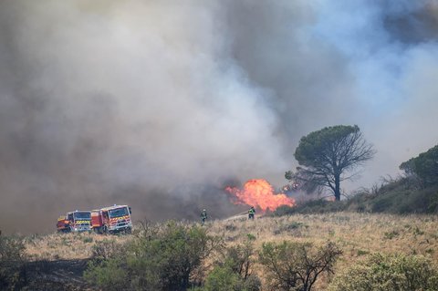 Petugas pemadam kebakaran menanggapi kebakaran hutan di dekat Bizanet, Prancis selatan, (30/06/2025).<br />AFP/ Ed Jones