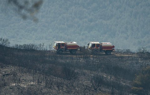 Kendaraan pemadam kebakaran diparkir di hutan yang terbakar di dekat Bizanet, Prancis selatan, (30/06/2025).