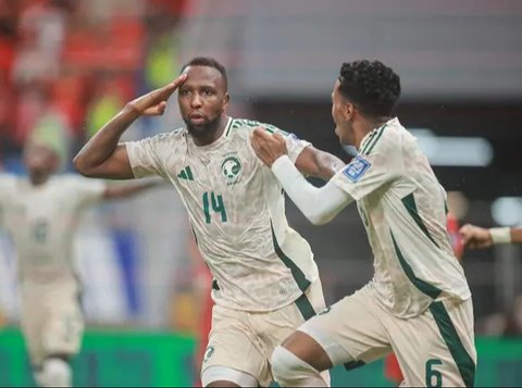 Pemain Timnas Arab Saudi berpose untuk berfoto bersama sebelum pertandingan Grup C kualifikasi Piala Dunia FIFA 2026 AFC antara Arab Saudi melawan Bahrain di Stadion Pangeran Abdullah Al-F