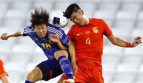 Pemain Timnas China, Yu Genwei tertunduk lesu setelah kalah 0-3 dari Timnas Turki di fase grup Piala Dunia 2002. (AFP/Patrick Hertzog).