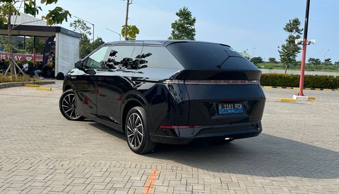 Bagian belakang Xpeng X9 terlihat unik dengan kaca yang datar dan desain yang sangat inovatif.
