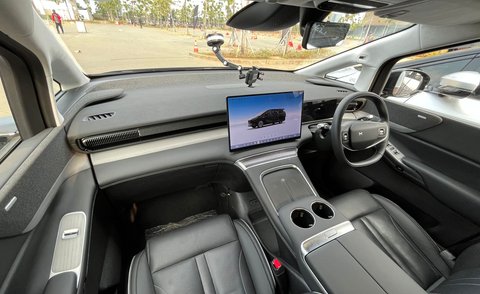 Kabin depan Xpeng X9 memiliki layar headunit yang besar dan menggunakan material berkualitas tinggi.