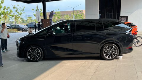 Penampakan dari sisi Xpeng X9.