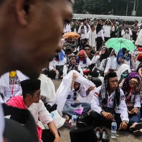 Pekerja menyelesaikan perawatan gedung kura-kura DPR RI di kompleks Parlemen Senayan, Jakarta, Senin (7/11/2022). Dengan tambahan 3,59 juta tersebut total penerima bantuan subsidi upah (BSU)