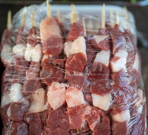 ilustrasi simpan daging menggunakan plastik