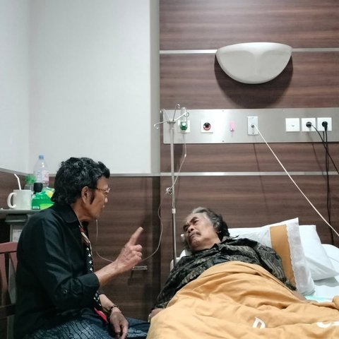 Momen Si Raja Dangdut Jenguk hingga Nasehati Jaja Miharja yang Terbaring di Rumah Sakit