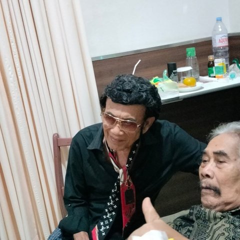 Momen Si Raja Dangdut Jenguk hingga Nasehati Jaja Miharja yang Terbaring di Rumah Sakit