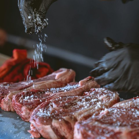 ilustrasi melumuri daging dengan baking soda