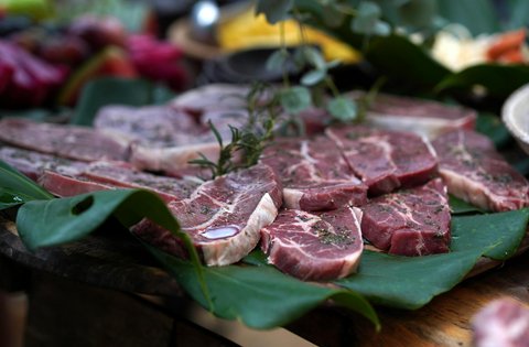 ilustrasi melunakkan daging pakai daun