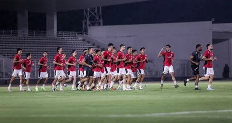 Ketua Umum PSSI Erick Thohir saat berdiskusi dengan tim kepelatihan baru Timnas Indonesia, yang terdiri atas Patrick Kluivert, Alex Pastoor, Denny Landzaat, dan Gerald Vanenburg di Belanda