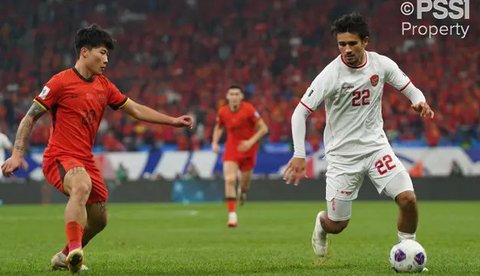 Pemain Timnas Indonesia, Nathan Tjoe-A-On berusaha melewati pemain China,Xie Wenneng saat laga lanjutan putaran ketiga Grup C Kualifikasi Piala Dunia 2026 di Qingdao Youth Stadium, Qingdao,