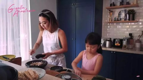 5 Potret Dapur Gisel yang Modern dan Elegan, Bernuansa Serba Biru - Ada Foto Gempi di Dekat Kompor