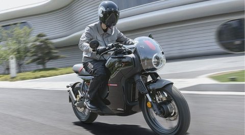 Honda telah memperkenalkan skuter listrik terbaru mereka yang bernama E-VO.