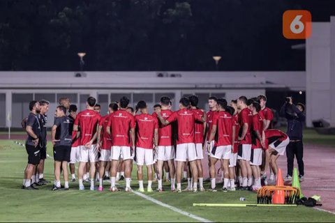 Suporter Timnas China menyambut kedatangan skuad The Dragons saat tiba di Terminal 3 Bandara Soekarno-Hatta, Tangerang, Senin (2/6/2025). (Bola.com/M Iqbal Ichsan)