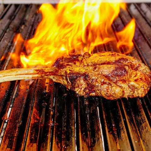 Ilustrasi Daging Sapi Kurban Dibakar