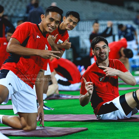 Tiga jagoan lini belakang Timnas Indonesia, Rizky Ridho, Pratama Arhan, dan Sandy Walsh mengikuti sesi latihan di Netstrata Jubilee, Sydney, Selasa (18/3/2025) malam jelang laga melawan Timnas Australia. (Dok. PSSI)