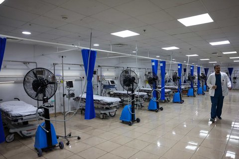 Seorang petugas medis Arab Saudi terlihat berjalan di area unit penanganan heat stroke di Rumah Sakit Darurat Mina, Kota Suci Mekkah, pada 1 Juni 2025. Lebih dari satu juta peziarah membanjiri kota suci Mekkah menjelang haji tahunan, dengan pihak berwenang berjanji untuk menyelenggarakan ibadah haji yang lebih aman di cuaca panas mendidih.