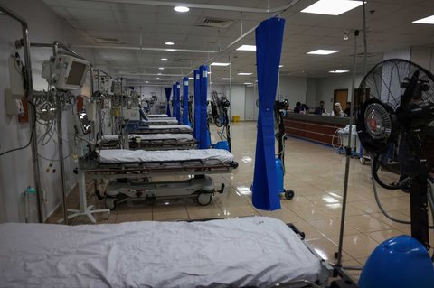 Suasana area unit penanganan heat stroke di Rumah Sakit Darurat Mina, Kota Suci Mekkah, pada 1 Juni 2025. Lebih dari satu juta peziarah membanjiri kota suci Mekkah menjelang haji tahunan, dengan pihak berwenang berjanji untuk menyelenggarakan ibadah haji yang lebih aman di cuaca panas mendidih.