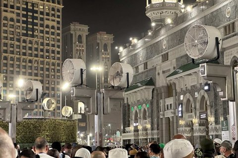 Sejumlah kipas angin berukuran besar, untuk membantu jemaah agar tak kepanasan, terpasang di salah satu sudut Masjidil Haram, Kota Suci Mekkah, Arab Saudi, pada 2 Juni 2025. Lebih dari satu juta peziarah membanjiri kota suci Mekkah menjelang haji tahunan, dengan pihak berwenang berjanji untuk menyelenggarakan ibadah haji yang lebih aman di cuaca panas mendidih.
