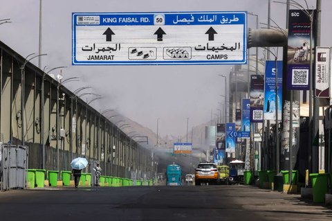 Sejumlah penyemprot air terpasang di sepanjang jalanan yang akan dilalui jemaah haji di Mina, Kota Suci Mekkah, Arab Saudi, pada 3 Juni 2025. Lebih dari satu juta peziarah membanjiri kota suci Mekkah menjelang haji tahunan, dengan pihak berwenang berjanji untuk menyelenggarakan ibadah haji yang lebih aman di cuaca panas mendidih.