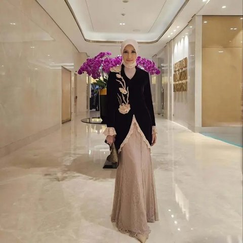 Inspirasi Outfit Kondangan Inneke Koesherawati