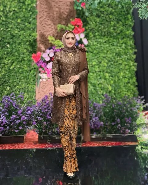 Inspirasi Outfit Kondangan Ala Eddies Adelia