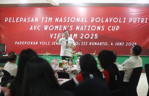 Ketua Umum PBVSI Imam Sudjarwo saat melepas Timnas Voli Putri Indonesia untuk mengikuti ajang kejuaraan AVC Nations Cup 2025 di Padepokan Bola Voli Jenderal Polisi Kunarto, Sentul, Bogor, Rabu (04/06/2025).